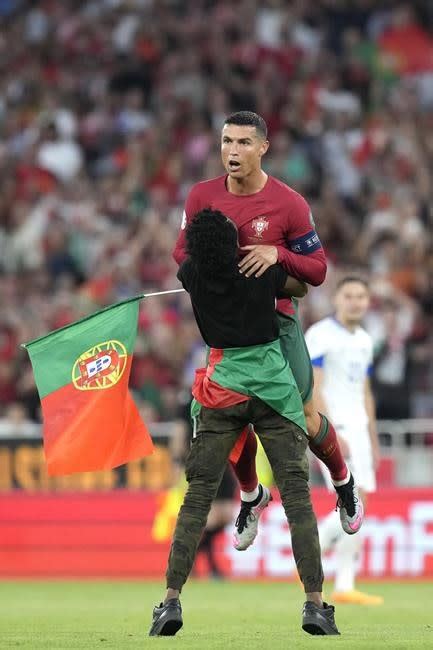 Ronaldo hugged and Fernandes scores 2 as Portugal wins Euro qualifier